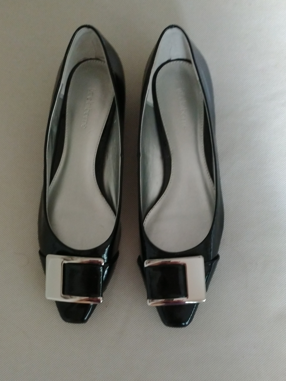 Liz Claiborne Black Patent Leather Low Heel Pumps with Metal Buckle, 8.5 NEW